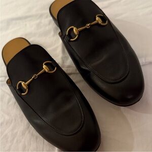 GUCCI Black Leather Loafers with Gold Hardware